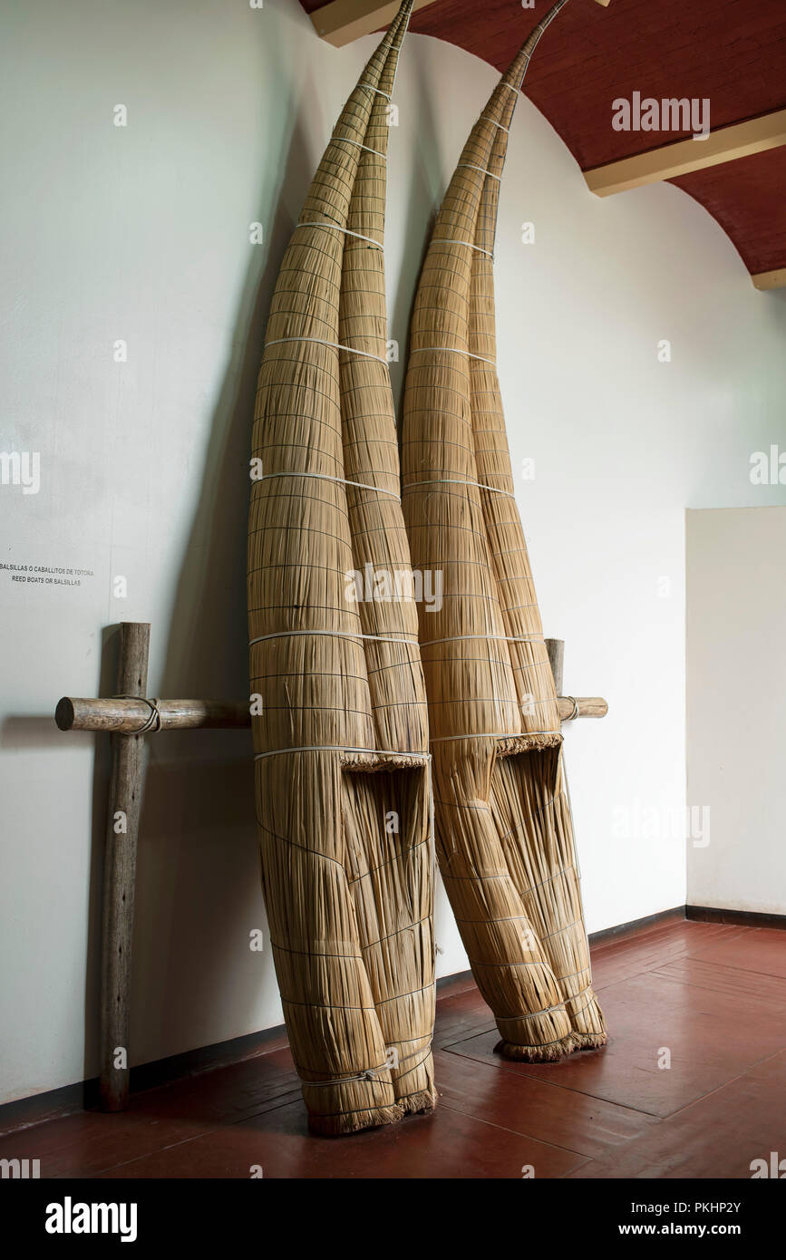 Totora reed barche (balsillas o caballitos - piccoli cavalli) esposti nel Chan Chan sito Museum (Museo de Sitio Chan Chan). Regione di Trujillo, Perú. RM Foto Stock