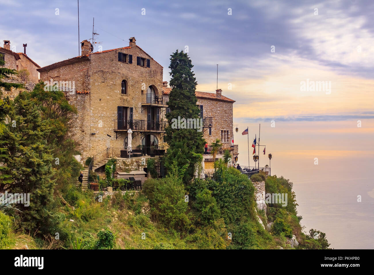 Vecchi edifici in pietra che si affaccia sul Mar Mediterraneo in una pittoresca città medievale di Eze villaggio nel sud della Francia Foto Stock