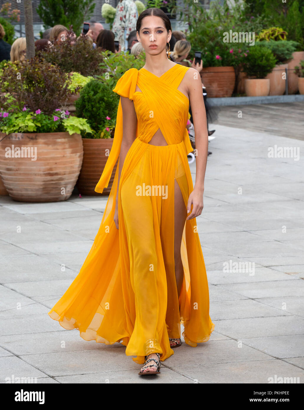 NEW YORK, NY - 11 Settembre 2018: Yasmin Wijnaldum passeggiate la pista di Oscar de la Renta Primavera Estate 2019 fashion show durante la moda di New York Foto Stock