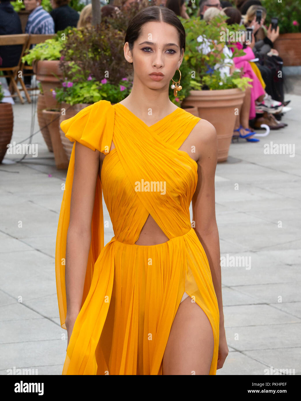 NEW YORK, NY - 11 Settembre 2018: Yasmin Wijnaldum passeggiate la pista di Oscar de la Renta Primavera Estate 2019 fashion show durante la moda di New York Foto Stock