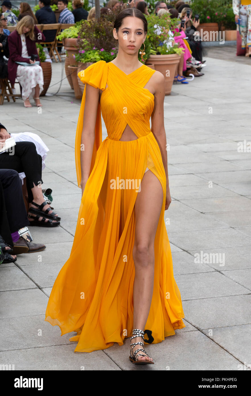 NEW YORK, NY - 11 Settembre 2018: Yasmin Wijnaldum passeggiate la pista di Oscar de la Renta Primavera Estate 2019 fashion show durante la moda di New York Foto Stock