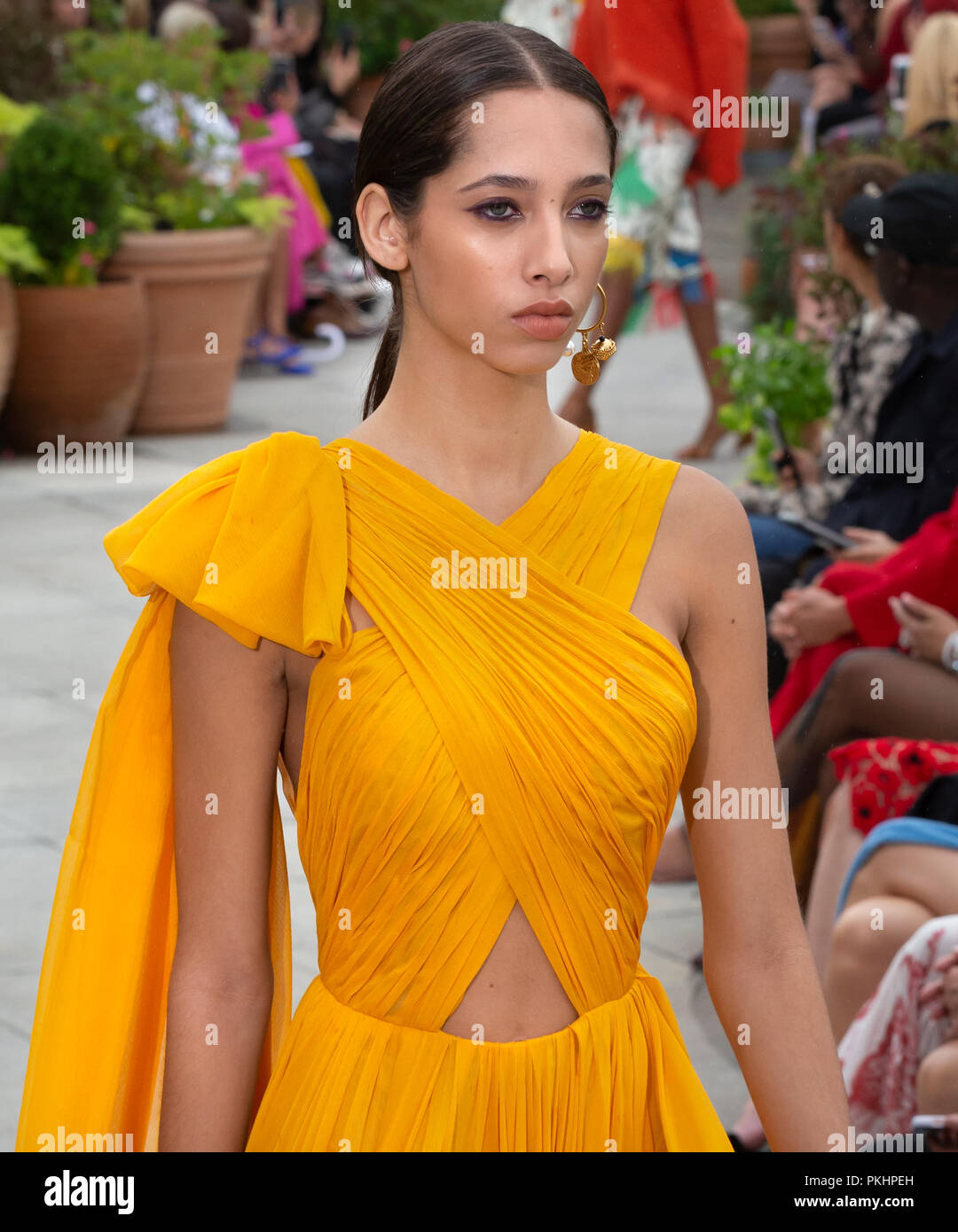 NEW YORK, NY - 11 Settembre 2018: Yasmin Wijnaldum passeggiate la pista di Oscar de la Renta Primavera Estate 2019 fashion show durante la moda di New York Foto Stock