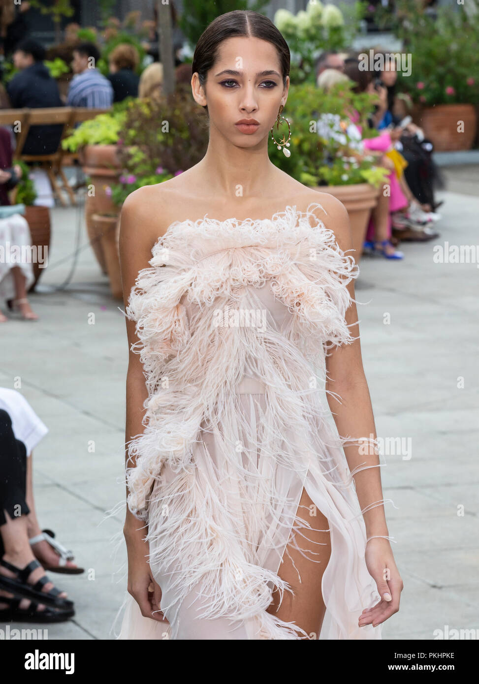 NEW YORK, NY - 11 Settembre 2018: Yasmin Wijnaldum passeggiate la pista di Oscar de la Renta Primavera Estate 2019 fashion show durante la moda di New York Foto Stock
