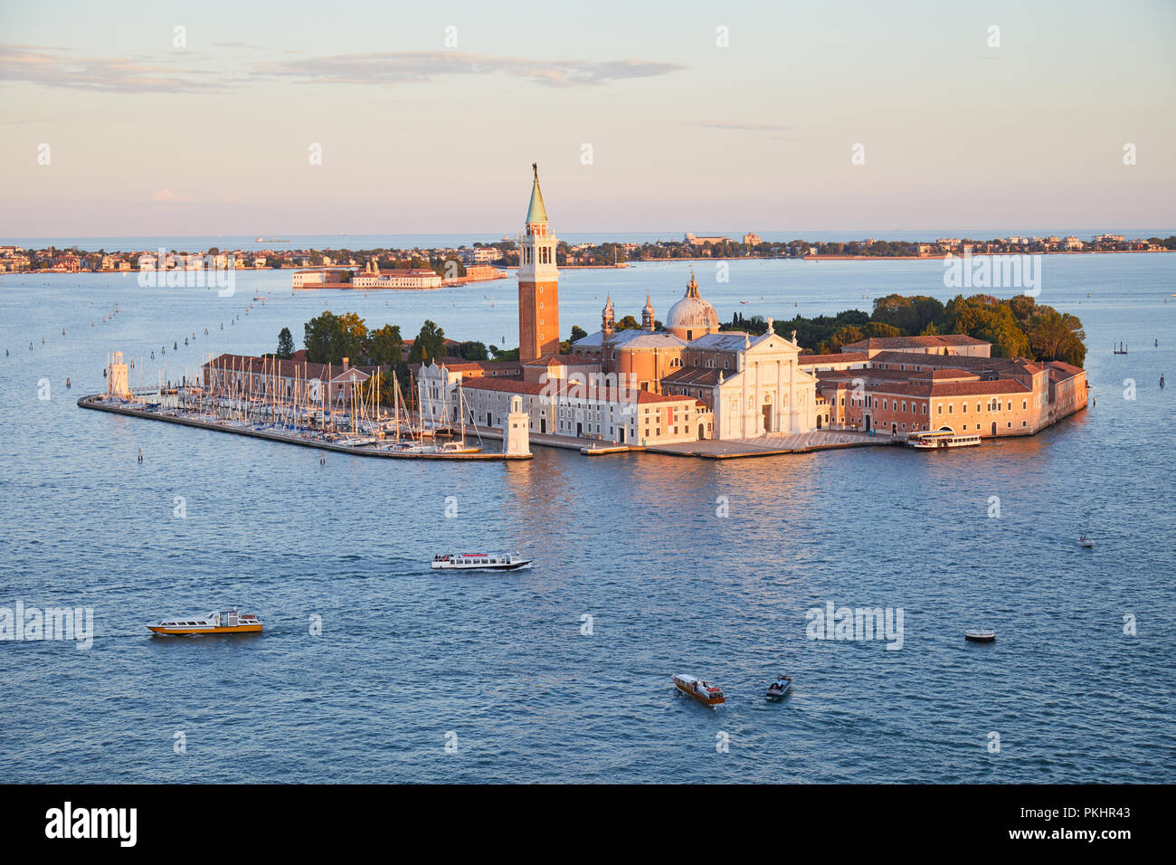 San Giorgio Isola Maggiore e Basilica vista aerea in una soleggiata sera d'estate a Venezia, Italia Foto Stock