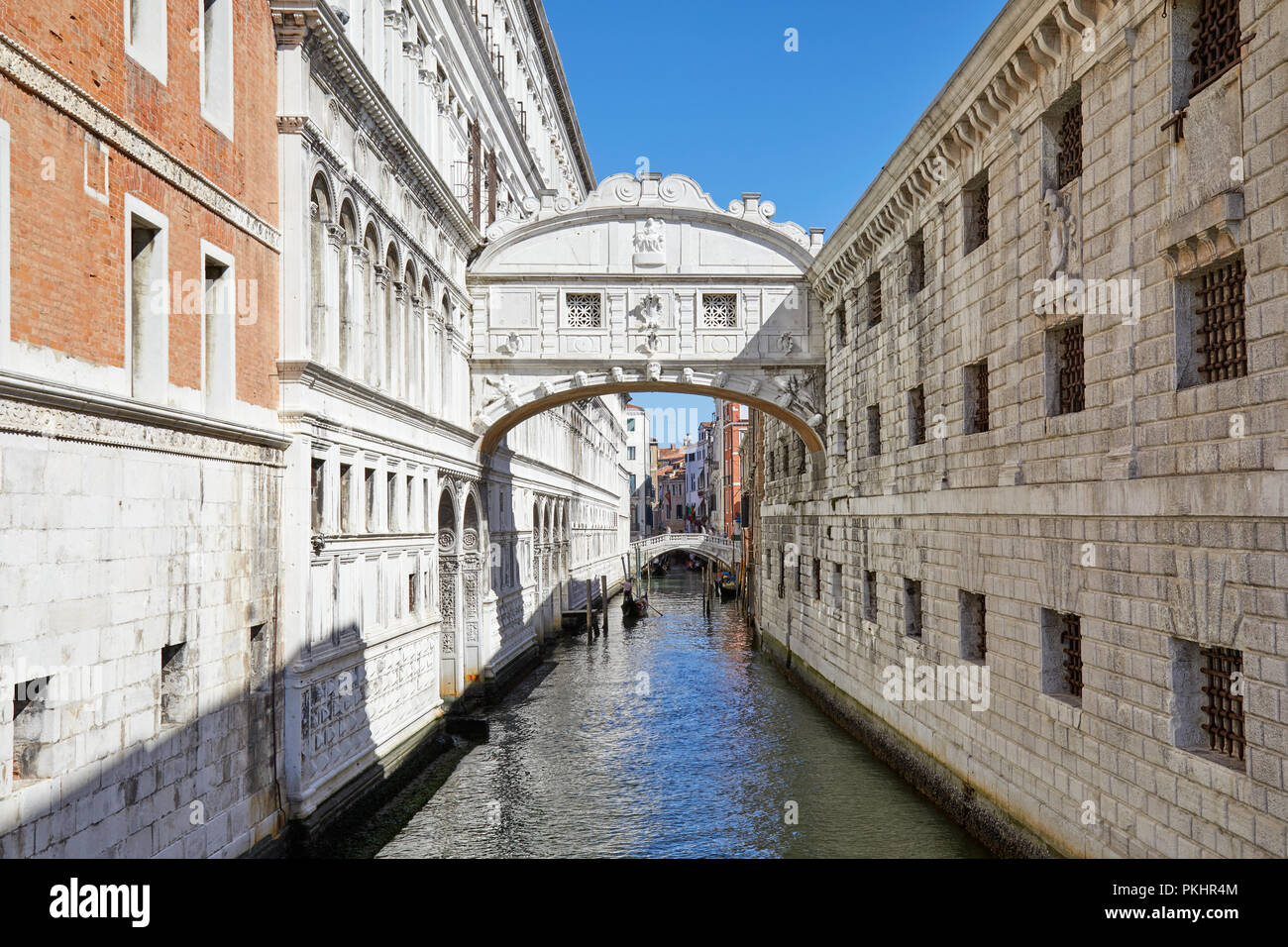 Ponte dei Sospiri, ampio angolo di visualizzazione in una giornata di sole a Venezia, Italia Foto Stock