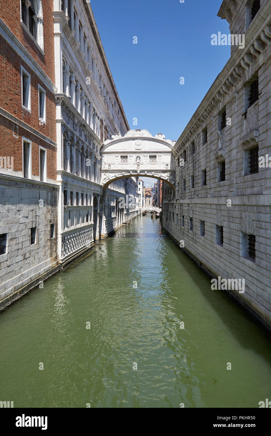 Ponte dei Sospiri, ampio angolo di visualizzazione in una giornata di sole a Venezia, Italia Foto Stock