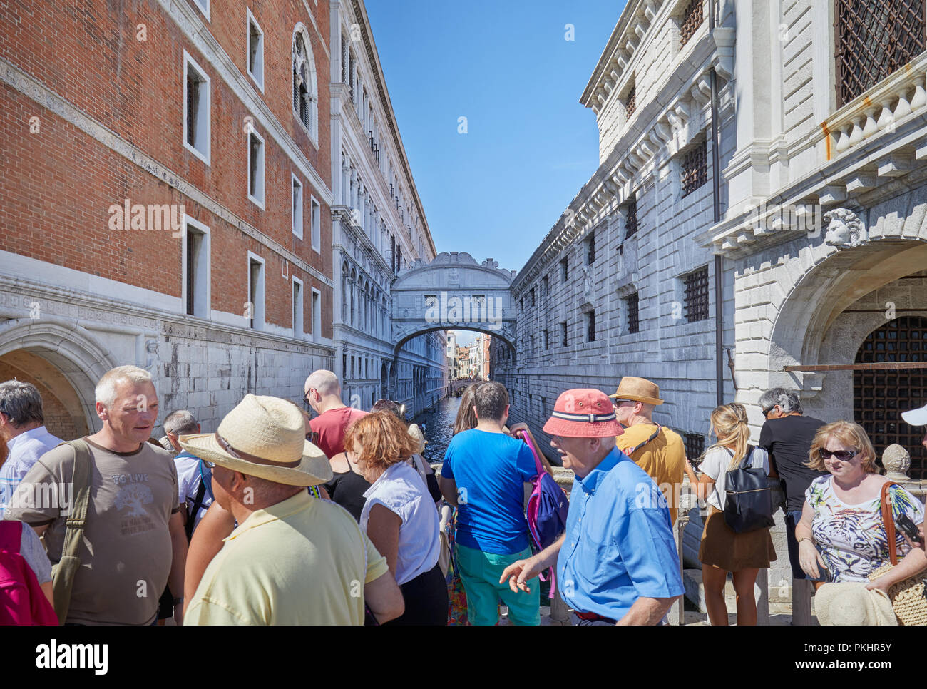 Venezia, Italia - 13 agosto 2017: Ponte dei Sospiri di persone e turisti di passaggio e guardando il famoso ponte in una soleggiata giornata estiva a Venezia, Italia Foto Stock