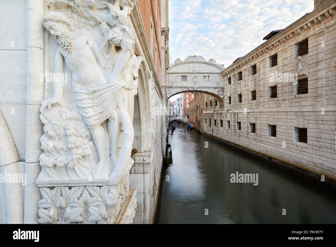 Ponte dei Sospiri, ampio angolo di visualizzazione con statua in una tranquilla mattina a Venezia, Italia Foto Stock