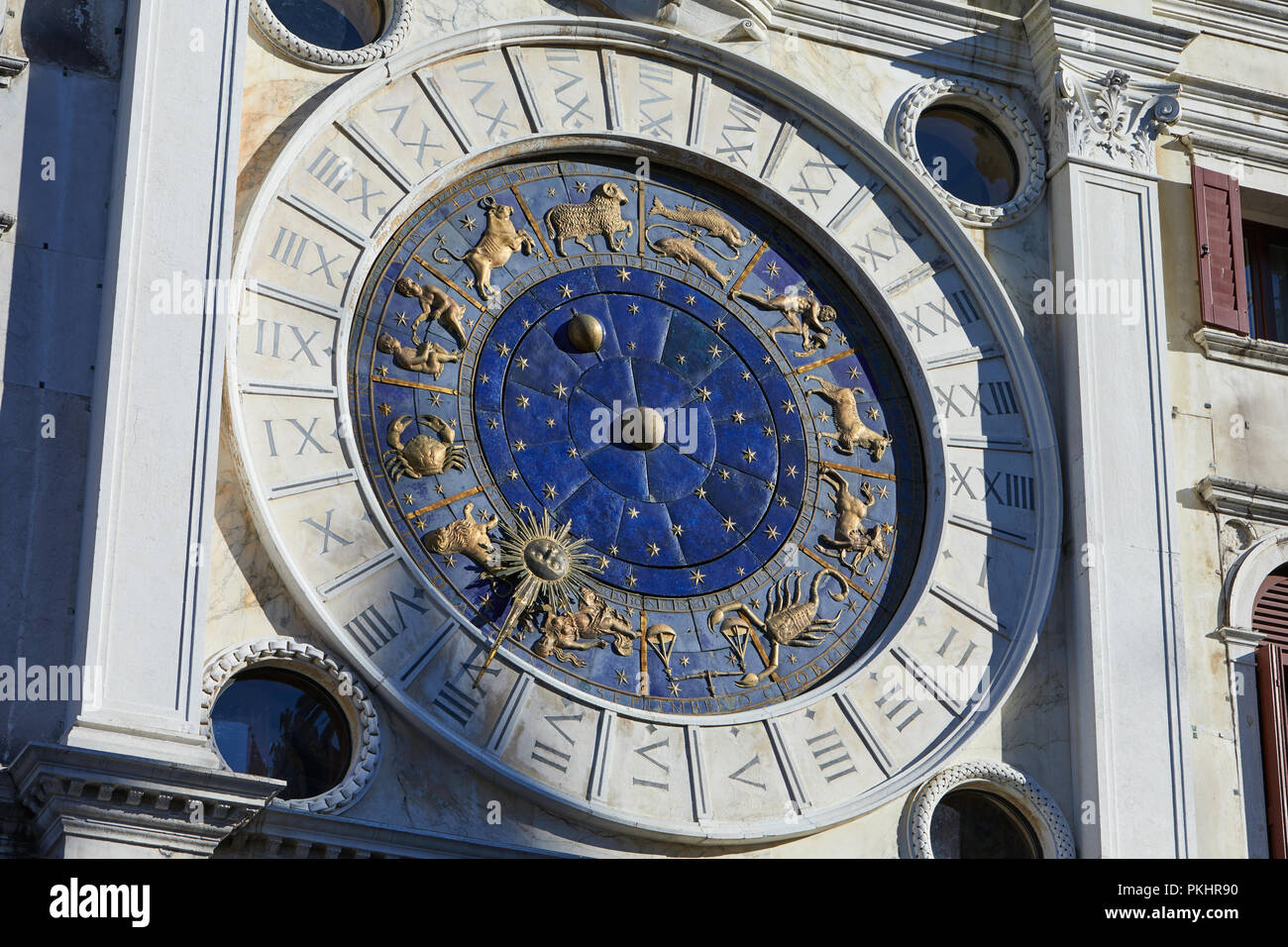 Segni zodiacali orologio, mistero in una giornata di sole in Italia Foto Stock