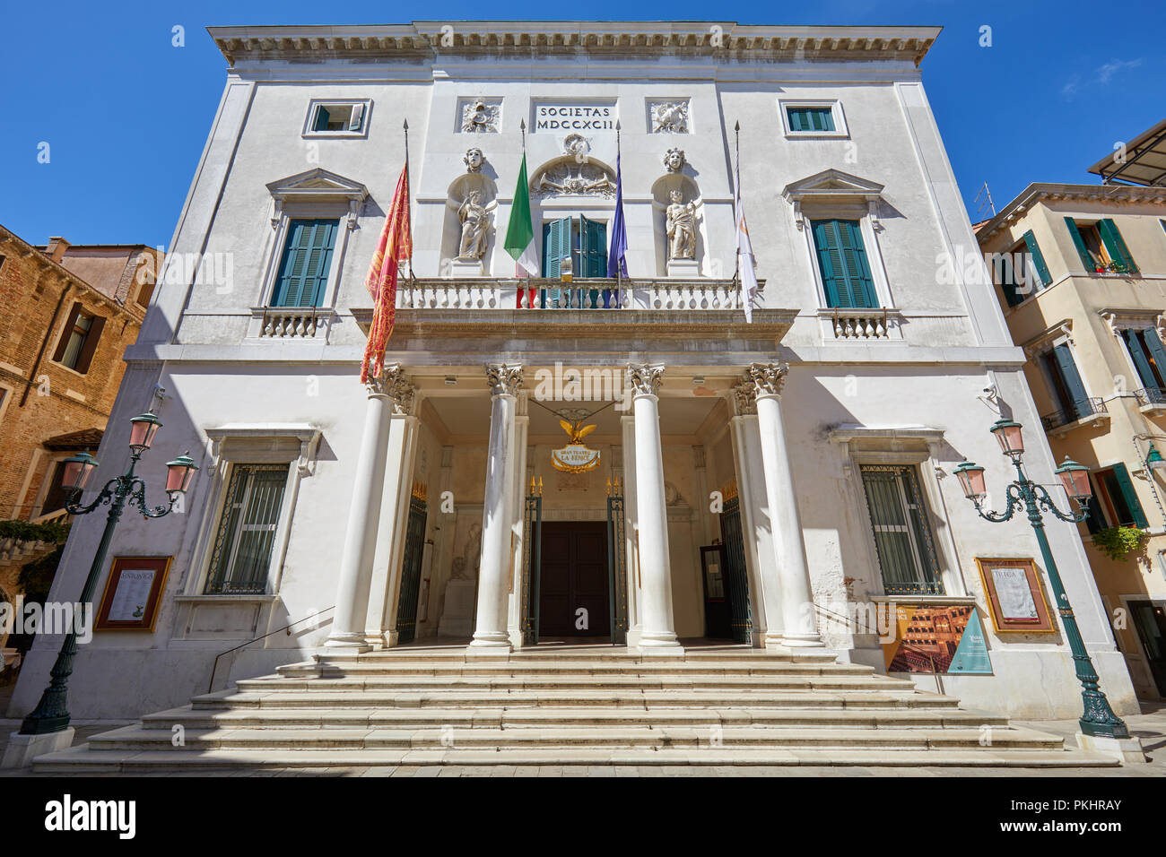 Venezia, Italia - 14 agosto 2017: Teatro La Fenice edificio con scalinata in una soleggiata giornata estiva, cielo blu chiaro a Venezia, Italia Foto Stock