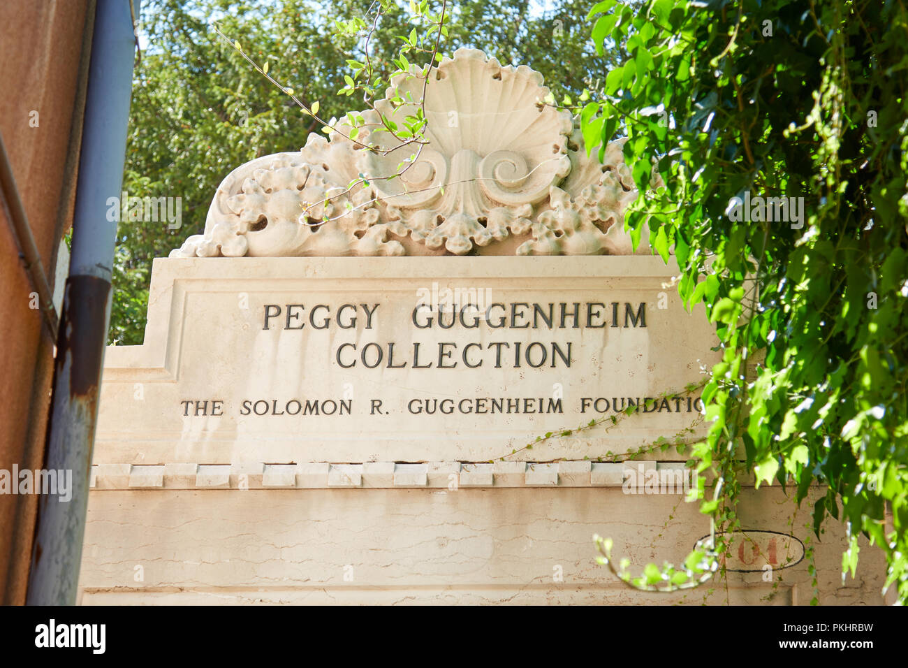 Venezia, Italia - 14 agosto 2017: Collezione Peggy Guggenheim museum segno con foglie d'edera a Venezia in una giornata di sole, Italia Foto Stock