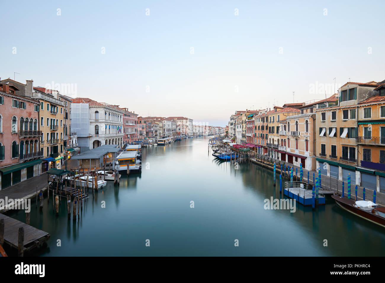 Canal Grande di Venezia, cielo chiaro in estate la mattina presto in Italia Foto Stock