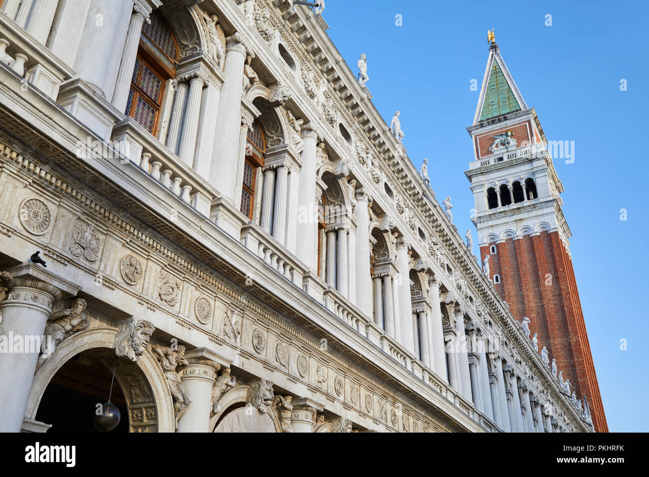 San Marco della torre campanaria e National Biblioteca Marciana facciata, cielo blu chiaro a Venezia, Italia Foto Stock