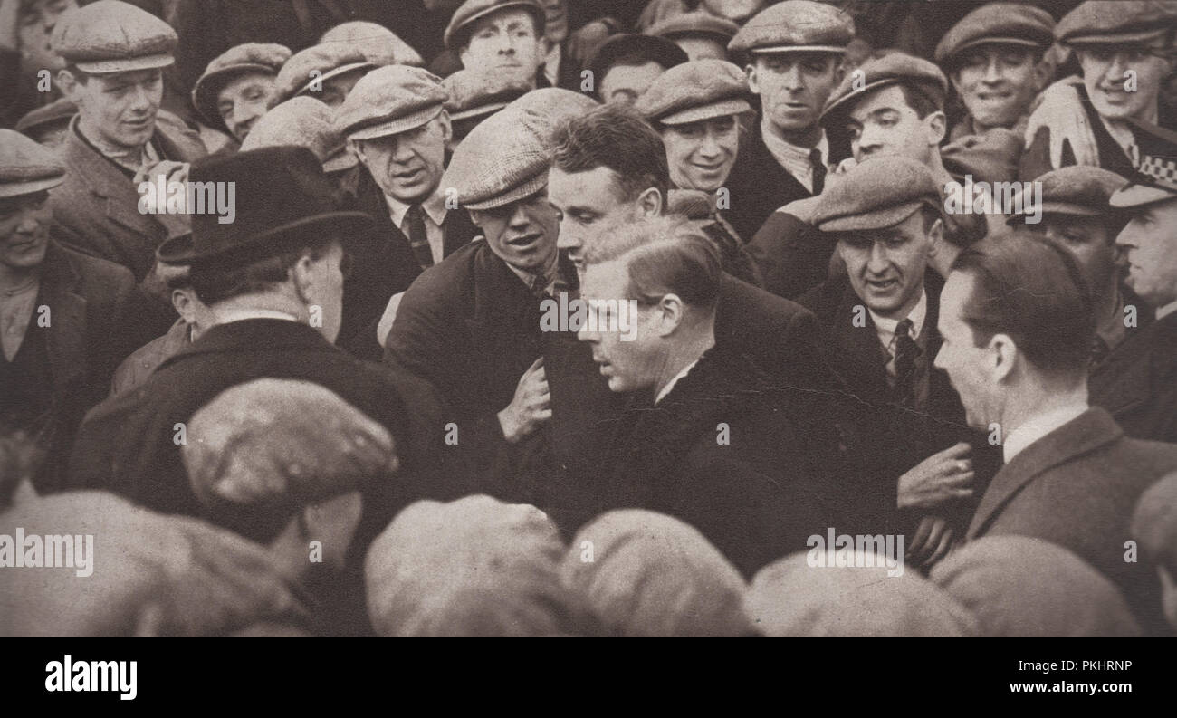 Edward la ottava visitando la costruzione della fodera Queen Mary a Clydebank in marzo 1936 circondato da operai che più successivamente ha abdicato al trono dopo che cercano di sposare Wallis Simpson i divorziati American socialite Foto Stock