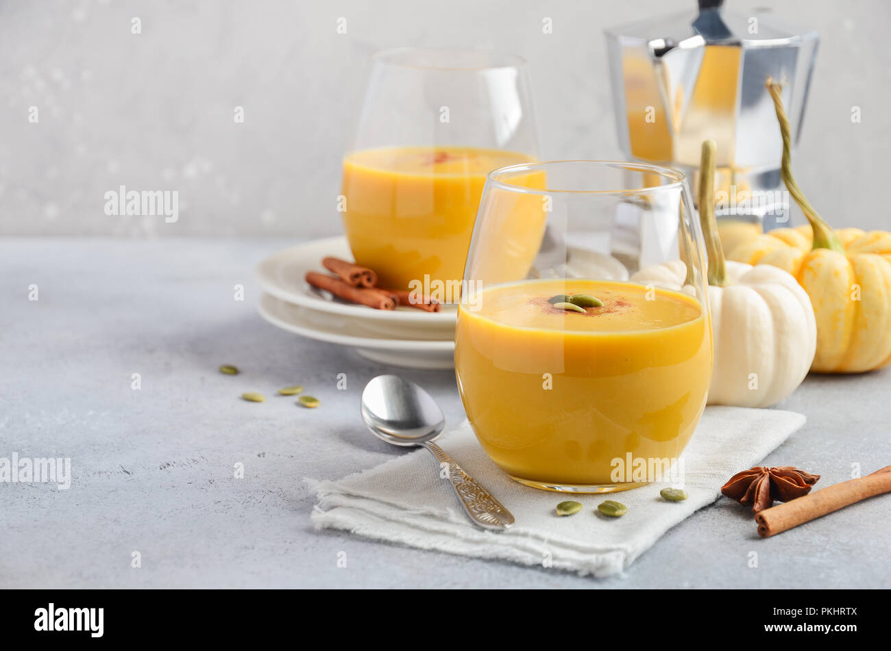 Pumpkin Spice Latte frullato di messa a fuoco selettiva Foto Stock
