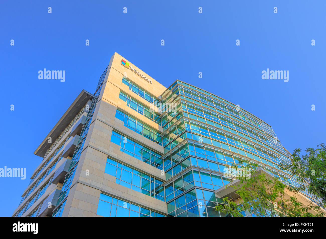 Sunnyvale, California, Stati Uniti - Agosto 13, 2018: Microsoft grattacielo HQ con logo Microsoft nella Silicon Valley. Microsoft è la più grande casa di software per PC il sistema operativo e le applicazioni di Office. Foto Stock