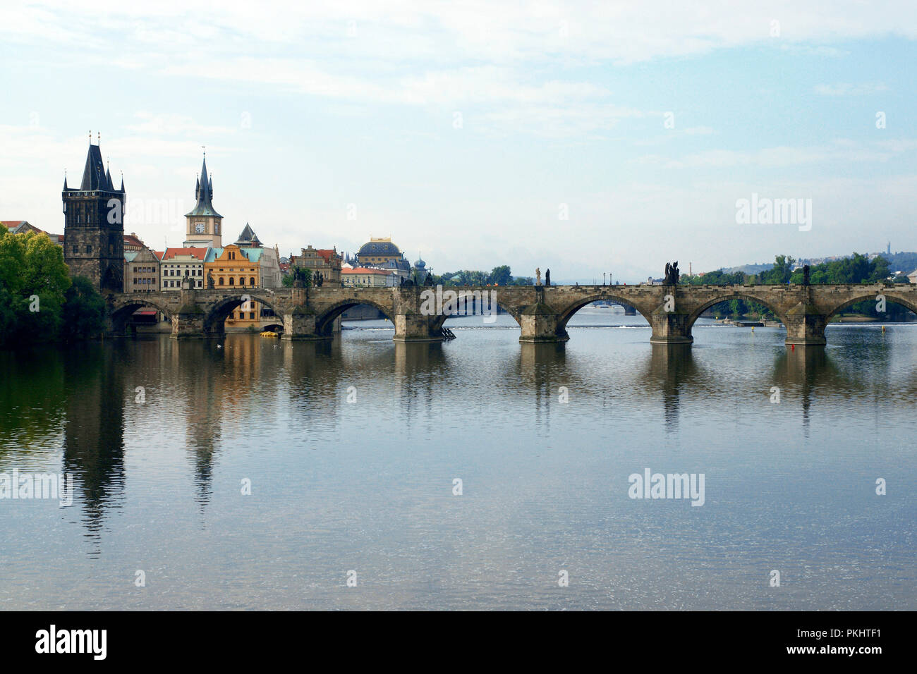 Repubblica ceca. Praga. Vista del Ponte Carlo sul fiume Moldava. È stato progettato da Peter Parler. La sua costruzione fu iniziata nel 1357 e terminata nel 1402. Foto Stock