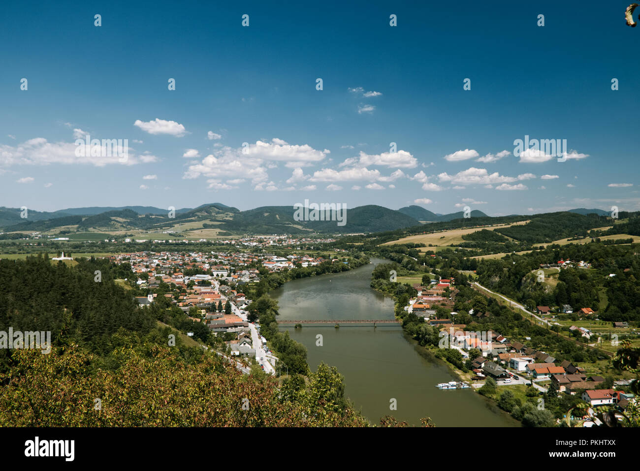 Una splendida vista dal Castello di Strecno su invaso fiume Vah Foto Stock