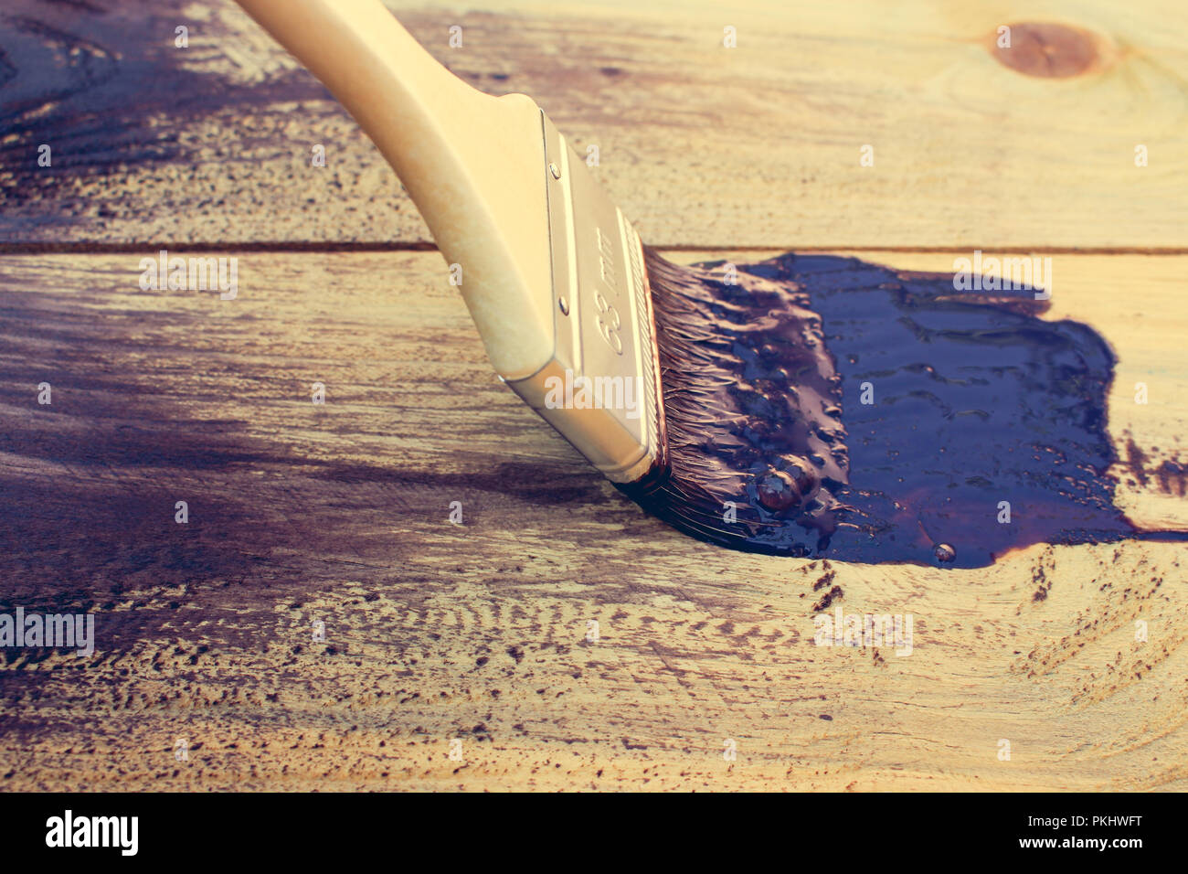 Pennello su sfondo di legno. Mezza pensione verniciato. Immagine dai toni Foto Stock