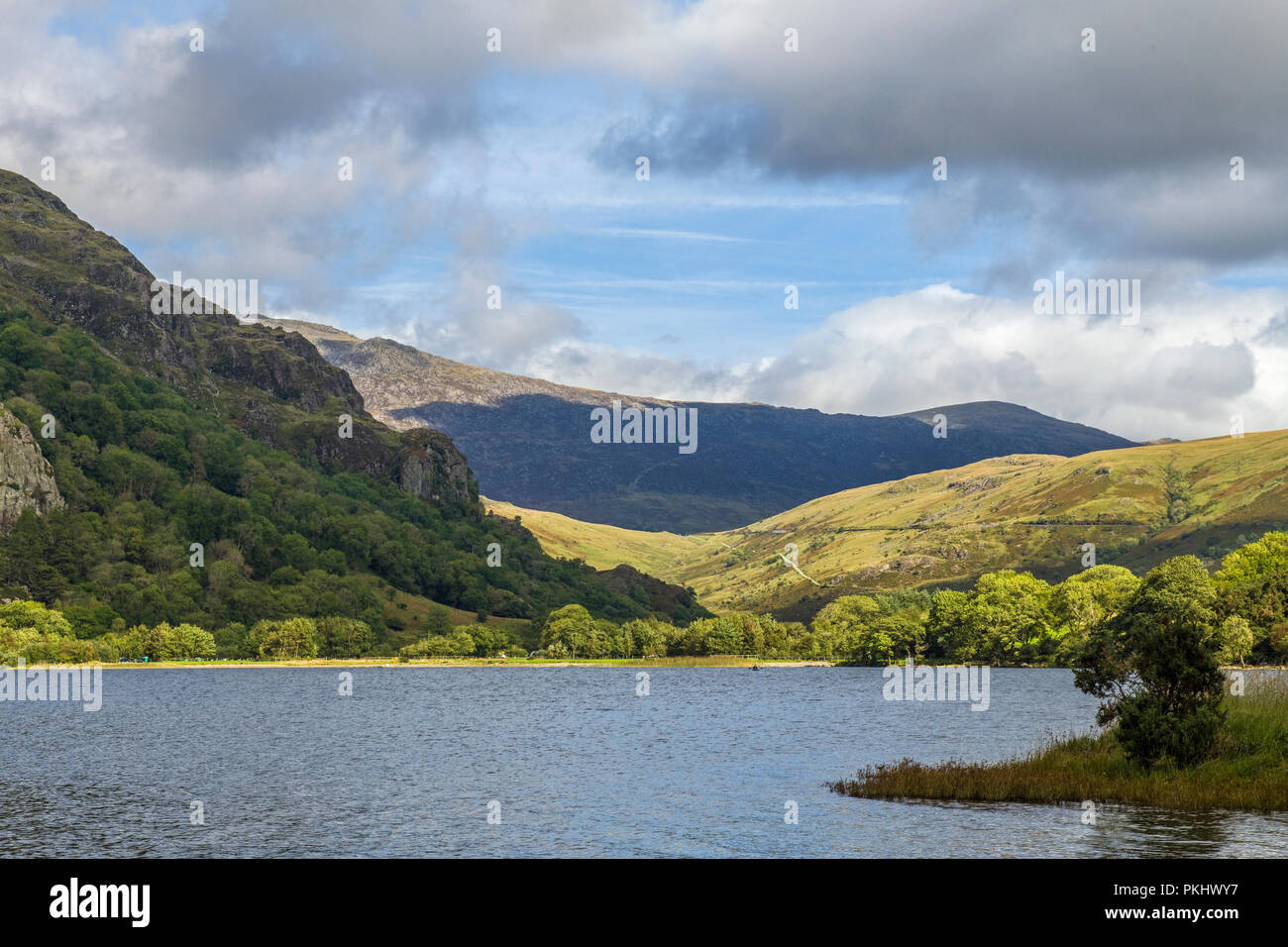 Llyn Gwynant, uno splendido lago di Nant Gwynant valley in Snowdonia, il Galles del Nord, fotografato su una soleggiata mattina di settembre Foto Stock