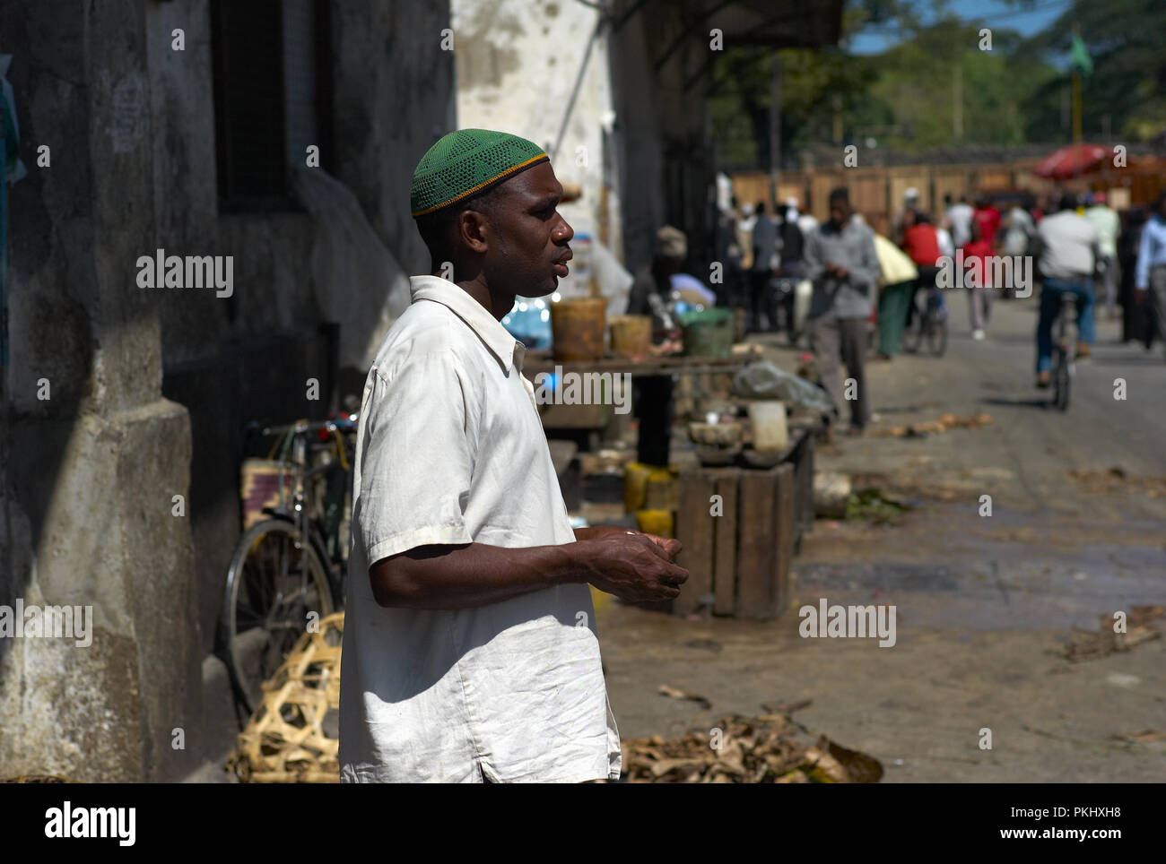 STONE TOWN ZANZIBAR, Tanzania - 06 luglio 2008: un uomo locale in attesa dietro il mercato del pesce di Stone Town, Zanzibar, Tanzania. Foto Stock