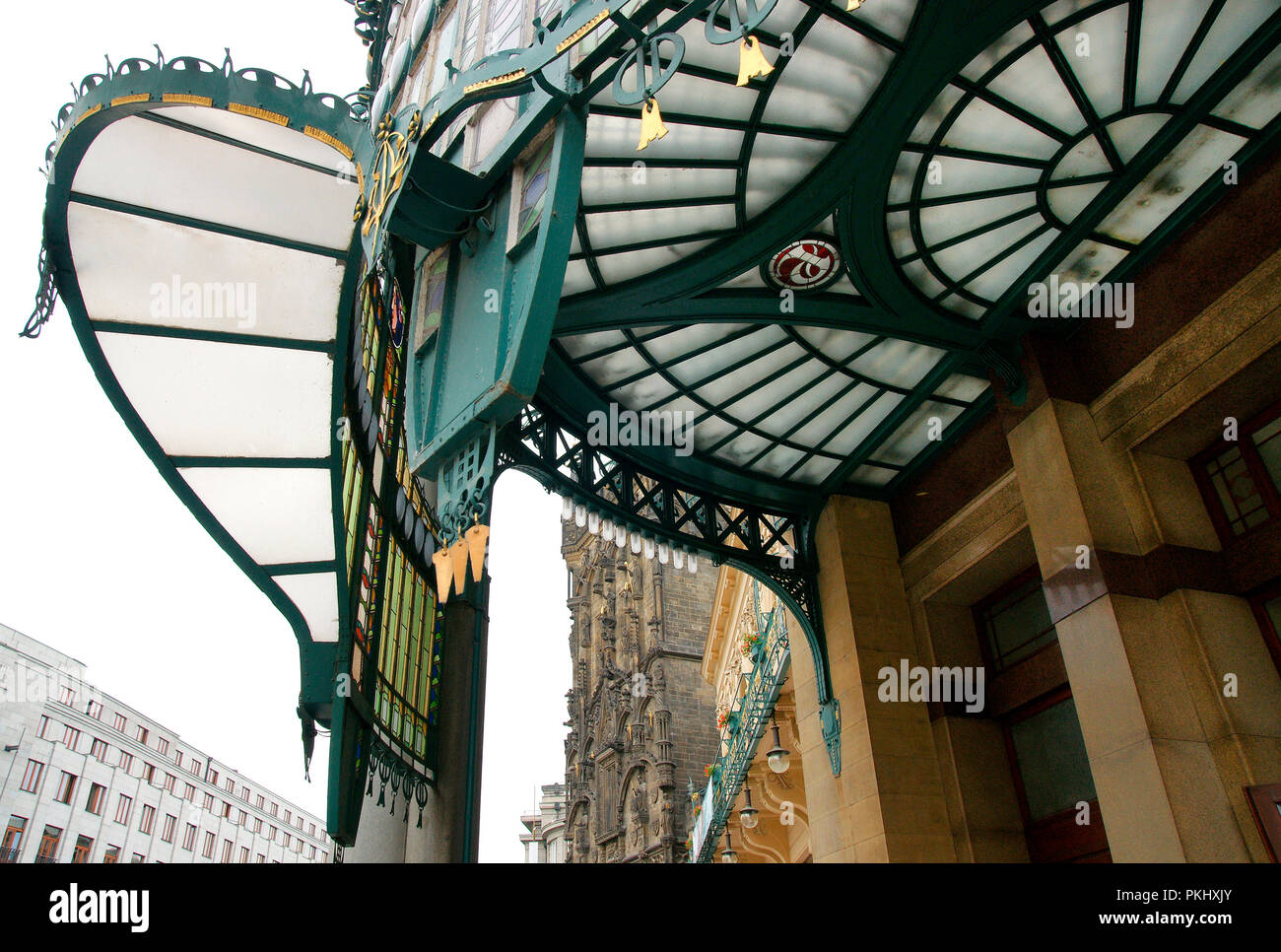 Repubblica ceca. Praga. Casa Municipale (Obecni Dum). 1905-1911. Palazzo Civico. In stile Art Nouveau. È stato progettato da Osvald Polivka e Antonin Balsanek. La sua decorazione interna è stata fatta da Mikolas Ales e Alfons Maria Mucha. Dettaglio dell'entrata principale. Piazza della Repubblica. Foto Stock