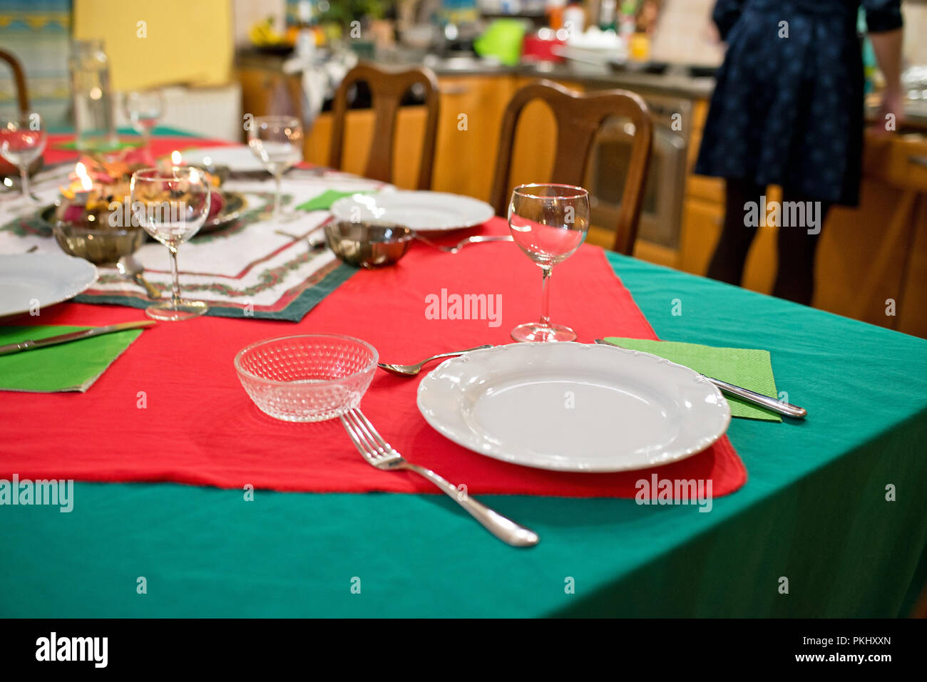 Piastra vuota con posate sulla tavola del Natale. Foto Stock