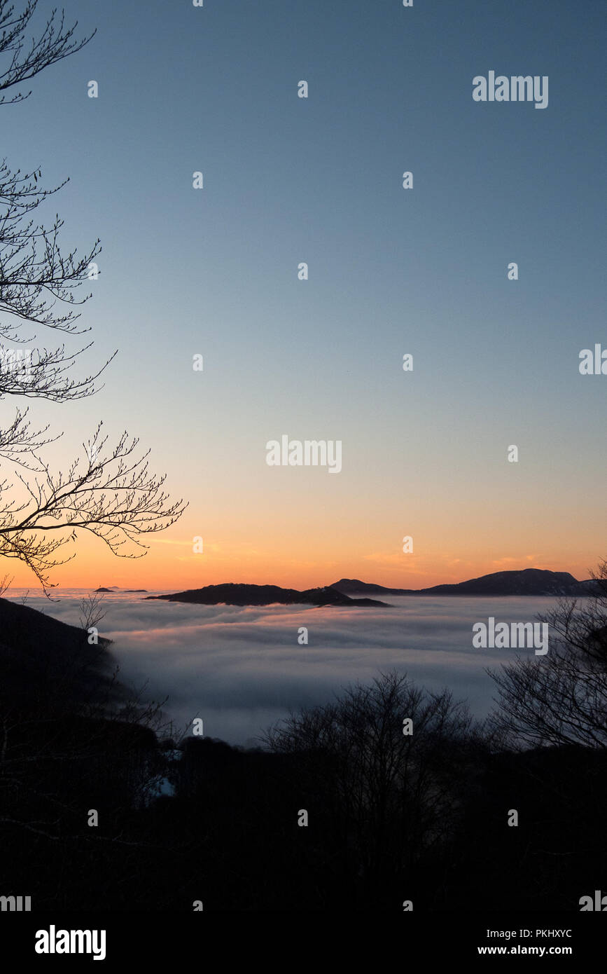 L'Italia, Regione Molise, zona appenninica, 12/24/2012: nebbia e nuvole basse coprono una valle durante il tramonto Foto Stock