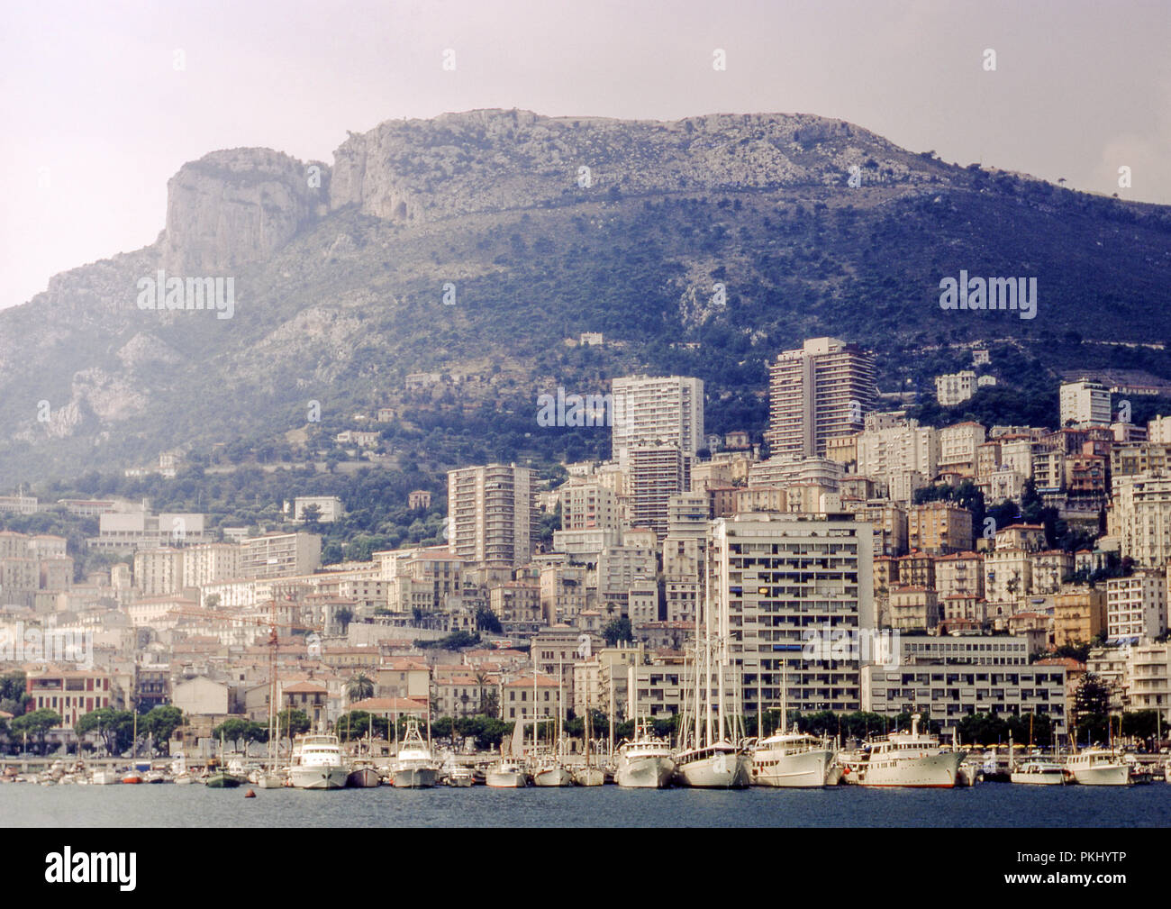 Fontvieille Harbour come visto da una barca a vela nel 1976. Archivio originale immagine presa nel 1976. Foto Stock