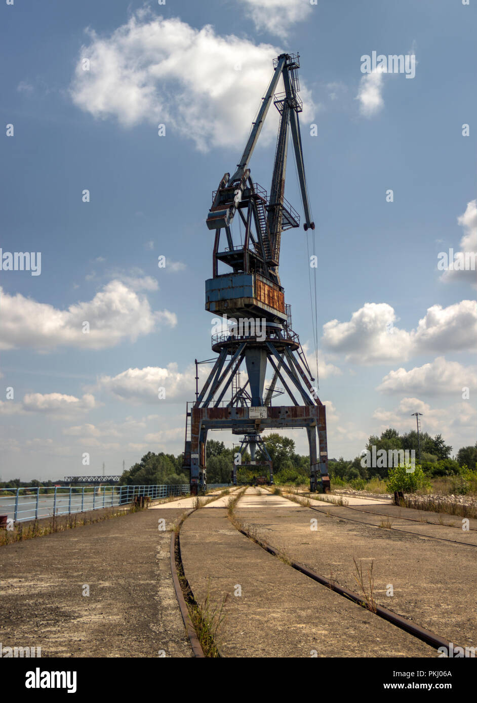 Bosnia ed Erzegovina - gru di banchina del porto di Samac sul fiume Sava Foto Stock