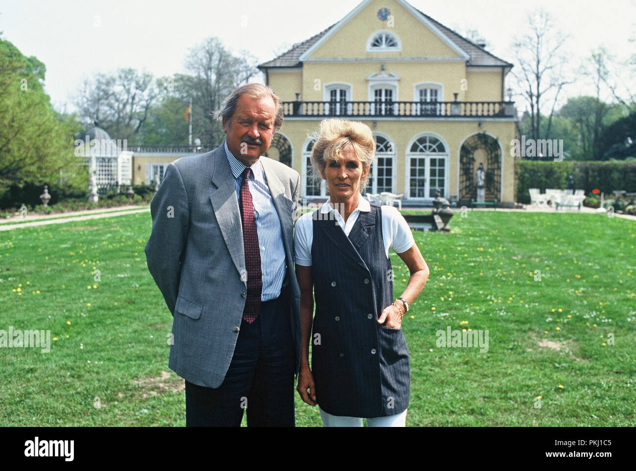 Fürst Ferdinand von Bismarck mit Ehefrau Elisabeth (Lippens) vor dem Familiensitz der Bismarcks Schloss Friedrichsruh nahe Amburgo, Deutschland 2006. Il principe Ferdinand von Bismarck con sua moglie Elisabeth (Lippens) di fronte alla residenza di famiglia di Bismarck Schloss Friedrichsruh vicino ad Amburgo, Germania 2006. Foto Stock