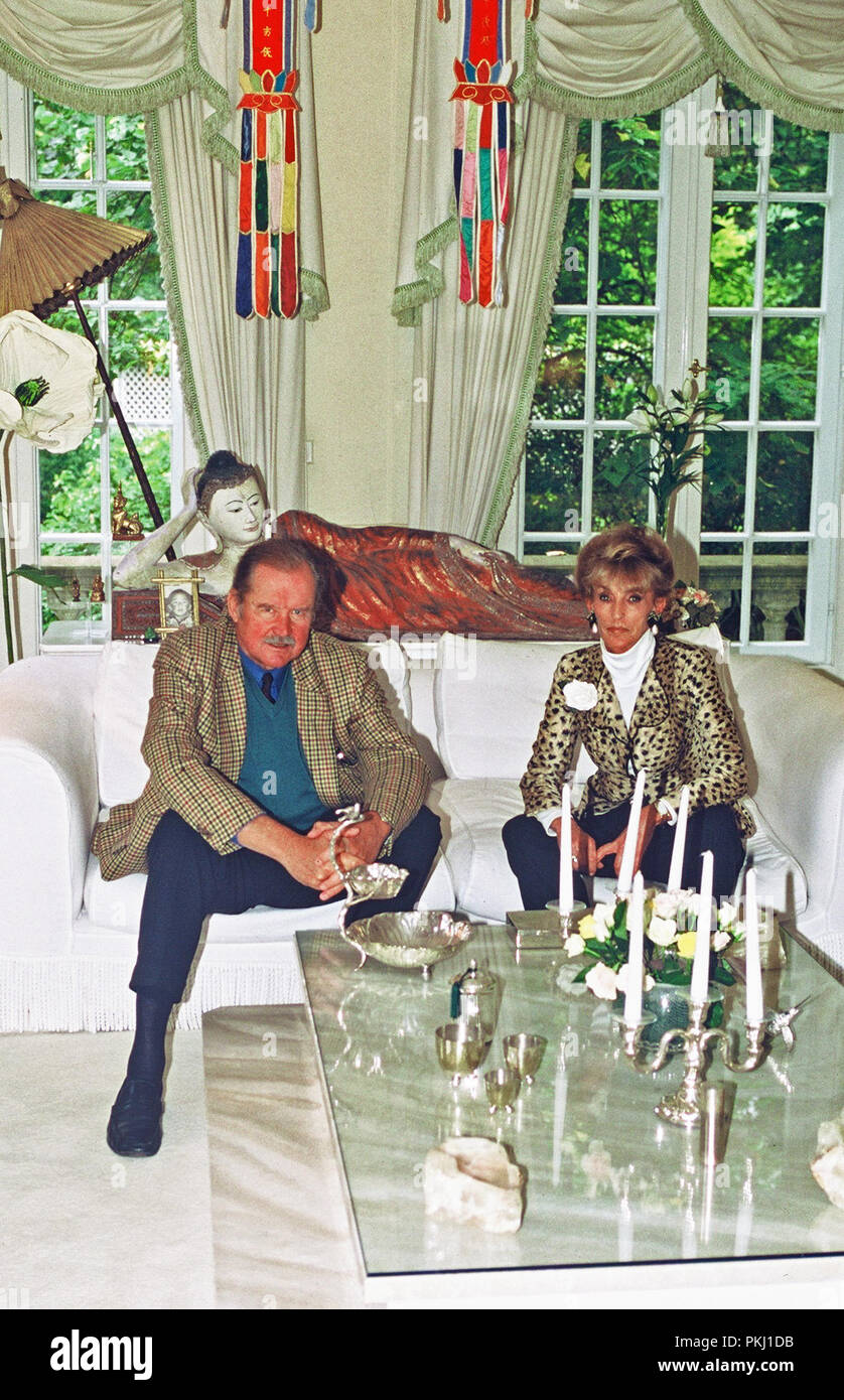 Fürst Ferdinand von Bismarck mit Ehefrau Elisabeth (Lippens) Familiensitz im der Bismarcks Schloss Friedrichsruh nahe Amburgo, Deutschland 2006. Il principe Ferdinand von Bismarck con sua moglie Elisabeth (Lippens) nella residenza di famiglia di Bismarck Schloss Friedrichsruh vicino ad Amburgo, Germania 2006. Foto Stock