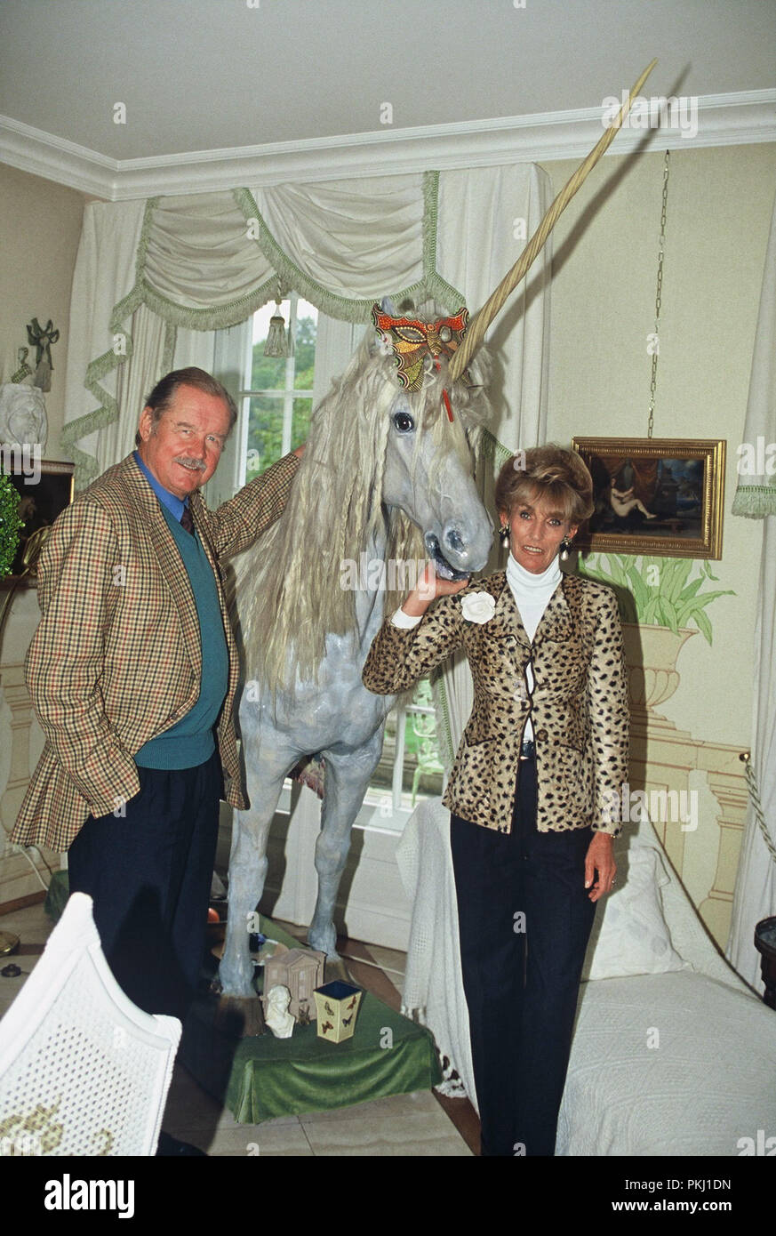 Fürst Ferdinand von Bismarck posiert mit Ehefrau Elisabeth (Lippens) neben einem Einhorn im Familiensitz der Bismarcks Schloss Friedrichsruh nahe Amburgo, Deutschland 2006. Il principe Ferdinand von Bismarck pone con sua moglie Elisabeth (Lippens) accanto a un unicorn nella residenza di famiglia di Bismarck Schloss Friedrichsruh vicino ad Amburgo, Germania 2006. Foto Stock