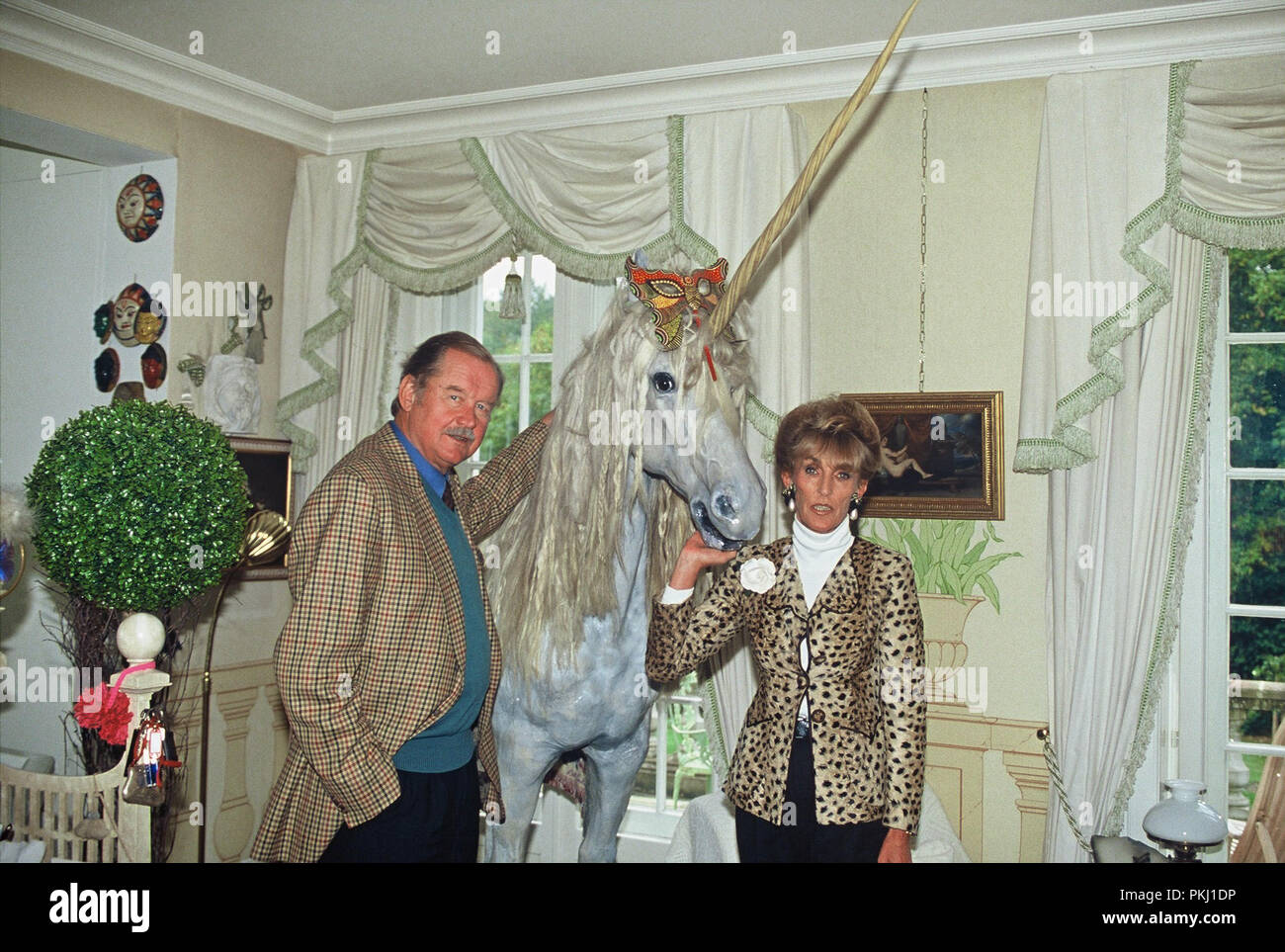 Fürst Ferdinand von Bismarck posiert mit Ehefrau Elisabeth (Lippens) neben einem Einhorn im Familiensitz der Bismarcks Schloss Friedrichsruh nahe Amburgo, Deutschland 2006. Il principe Ferdinand von Bismarck pone con sua moglie Elisabeth (Lippens) accanto a un unicorn nella residenza di famiglia di Bismarck Schloss Friedrichsruh vicino ad Amburgo, Germania 2006. Foto Stock