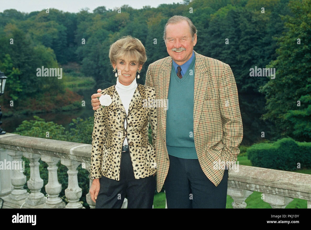 Fürst Ferdinand von Bismarck mit Ehefrau Elisabeth (Lippens) im Garten vom Familiensitz der Bismarcks Schloss Friedrichsruh nahe Amburgo, Deutschland 2006. Il principe Ferdinand von Bismarck con la moglie Elisabeth (Lippens) nel giardino della residenza di famiglia di Bismarck Schloss Friedrichsruh vicino ad Amburgo, Germania 2006. Foto Stock