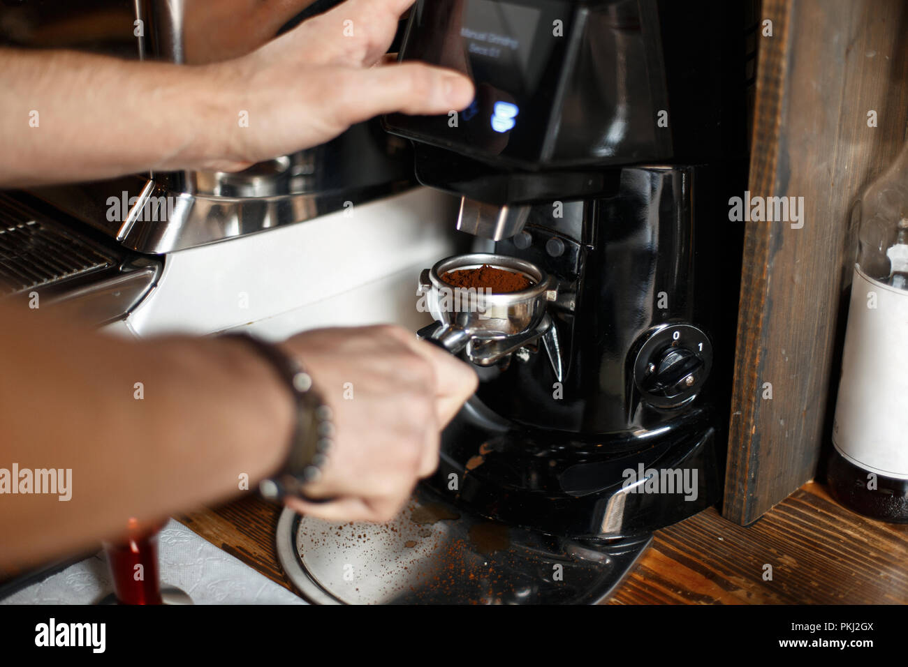 Caffè macinato fresco in una portafilter dal macinino da caffè Foto Stock