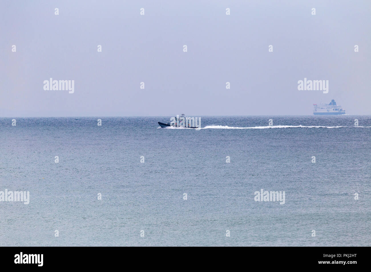 UK Border vigore pattugliamento costiero recipiente ad una velocità di decollo St.Margaret's Bay nel Kent Foto Stock