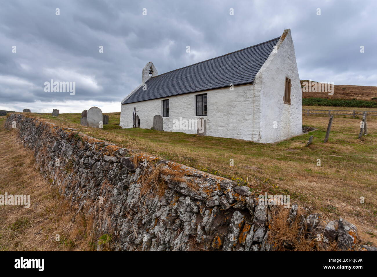 Nuvole sopra la chiesa di Santa Croce (Eglwys Y Grog), Mwnt, Ceredigion, Galles Foto Stock