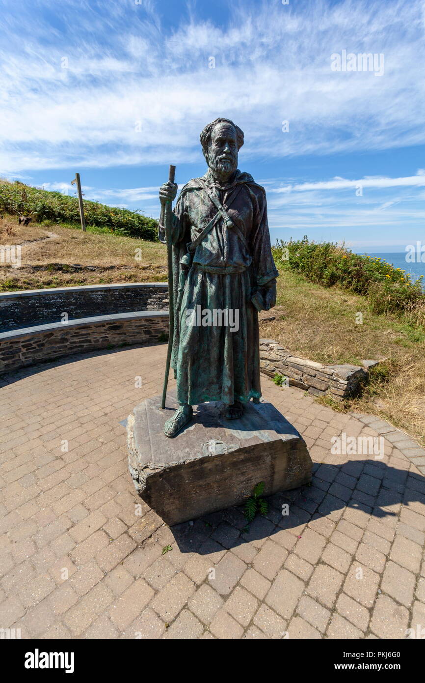 La statua di San Crannog sorge affacciato Llangrannog, Ceredigion, Galles Foto Stock