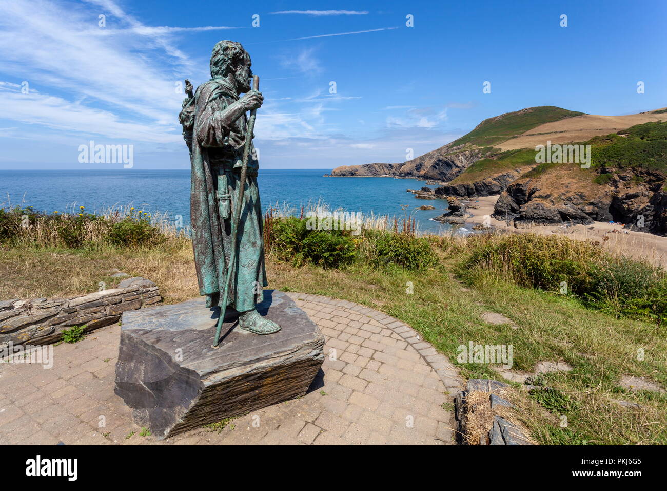 La statua di San Crannog sorge si affaccia sulla spiaggia di Llangrannog, Ceredigion, Galles Foto Stock