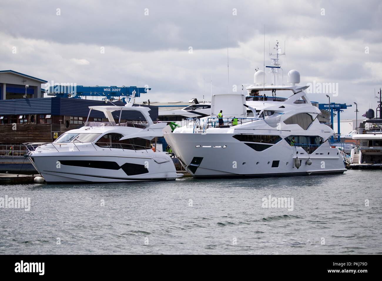Due Sunseeker yachts nel porto di Poole Foto Stock