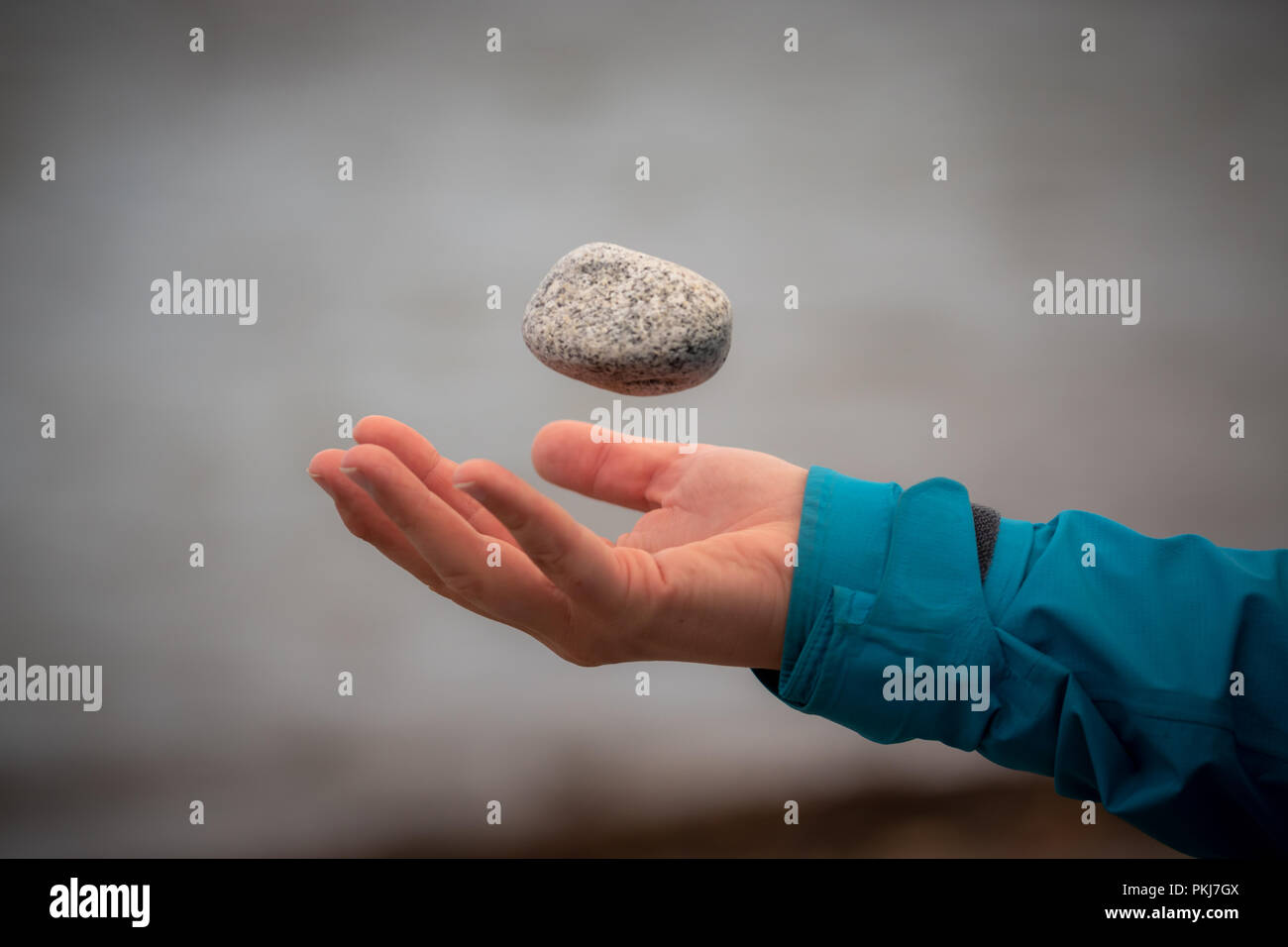 La pietra in bilico sopra la mano Foto Stock