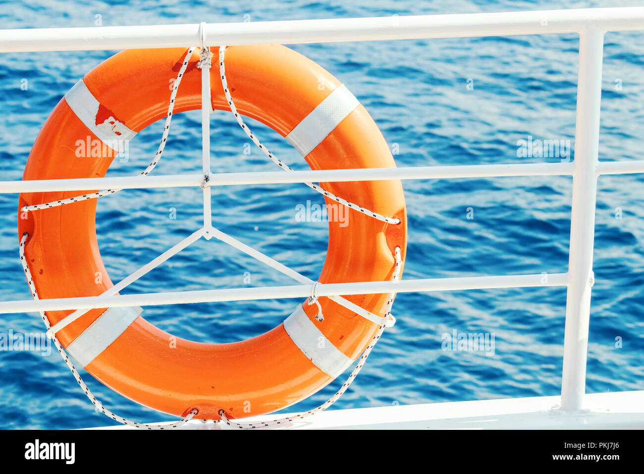 La durata dell'anello boa sulla barca. Obbligatorio attrezzatura della nave. Orange benedizione sul ponte di una nave da crociera. Foto Stock
