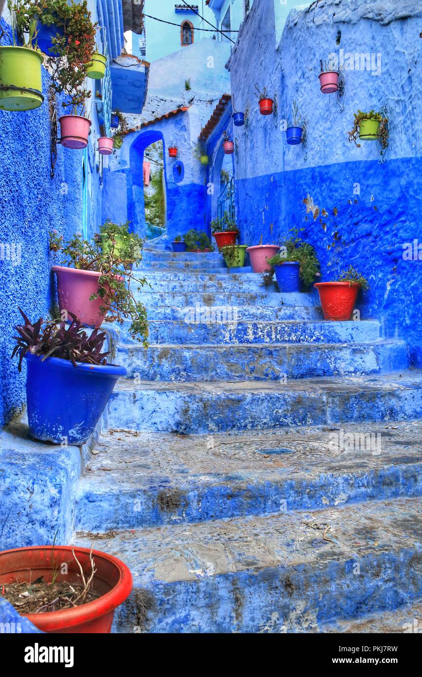 Tipica strada di Chefchaouen, in Marocco, splendidamente decorato Foto Stock