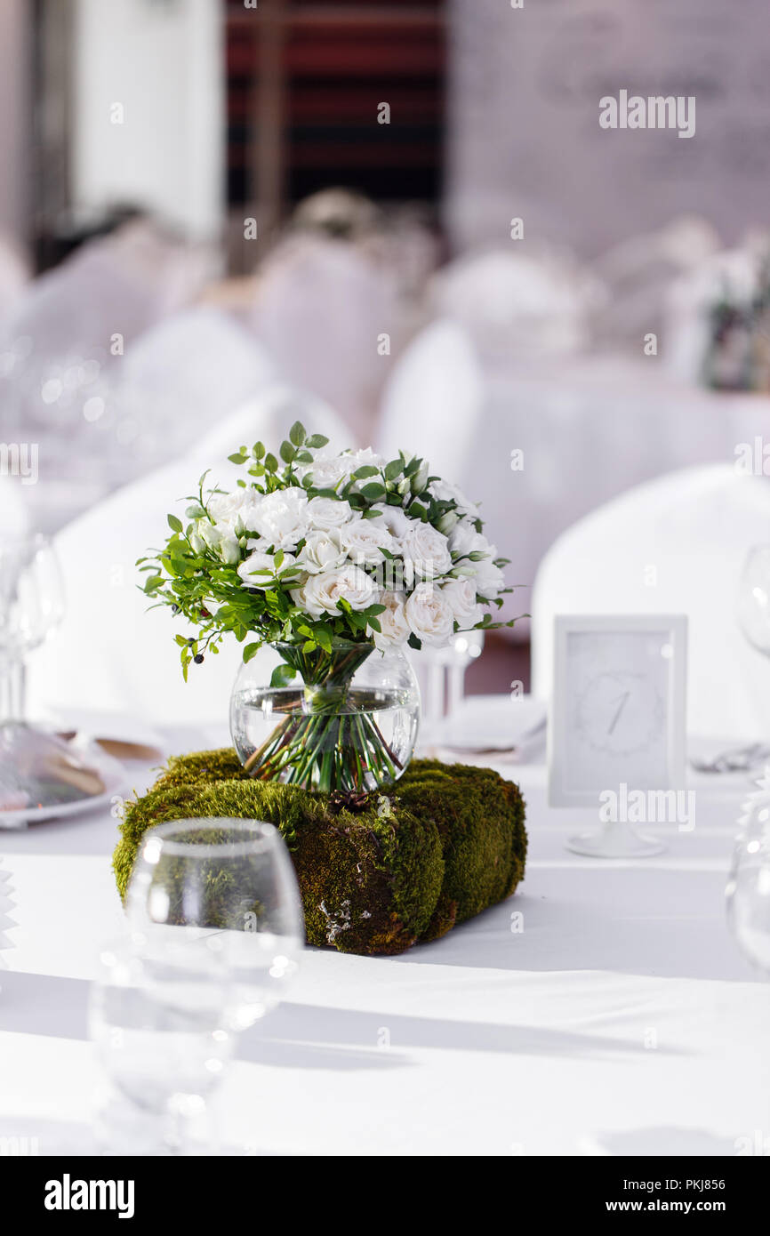 Bella E Squisita Decorazione Di La Celebrazione Del Matrimonio Sistemazione Floreale Di Fiori Bianchi E Verdi Di Mirtillo In Una Sfera Di Vetro Vaso Foto Stock Alamy