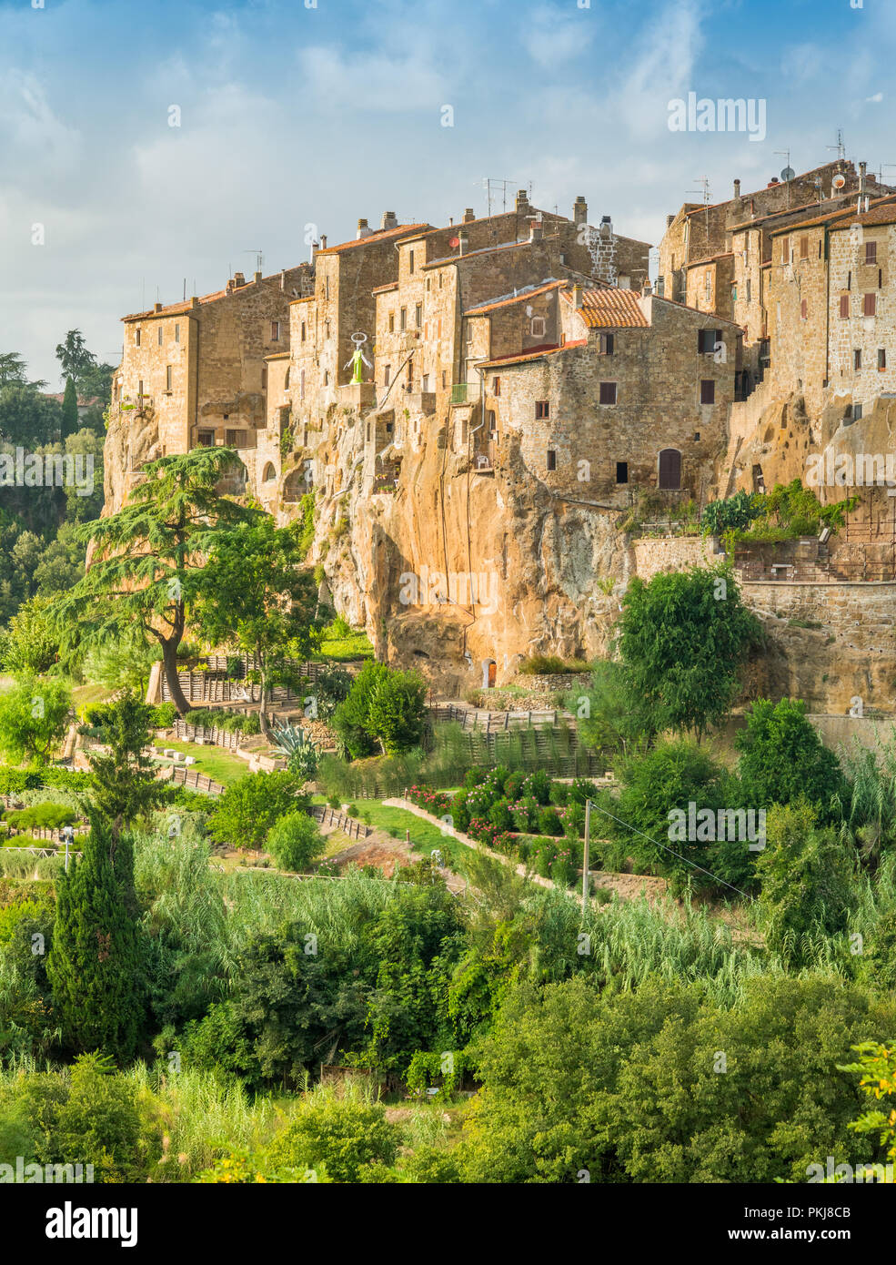 Vista panoramica di Pitigliano in un assolato pomeriggio estivo. Provincia di Grosseto, Toscana, Italia. Foto Stock