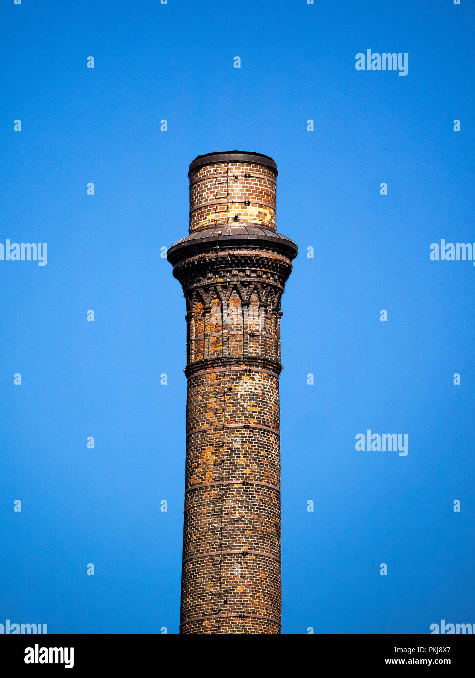 Mattone del camino di una vecchia fabbrica del tardo XIX secolo, Crespi d'Adda Italia Foto Stock