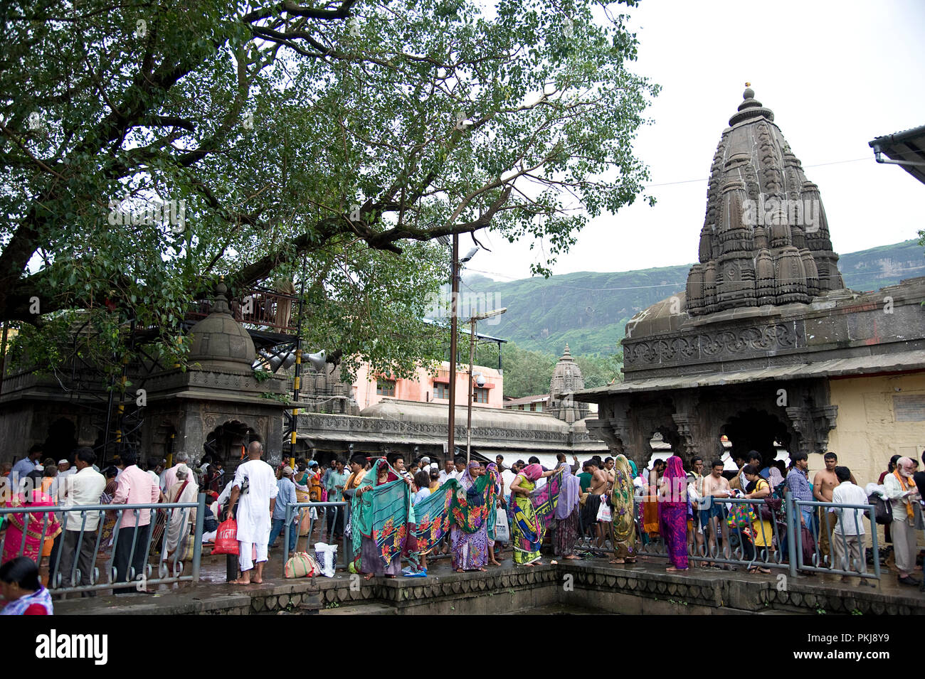 Grande folla per il primo santo bagno a Trimbakeshwar in nashik maharashtra India Foto Stock