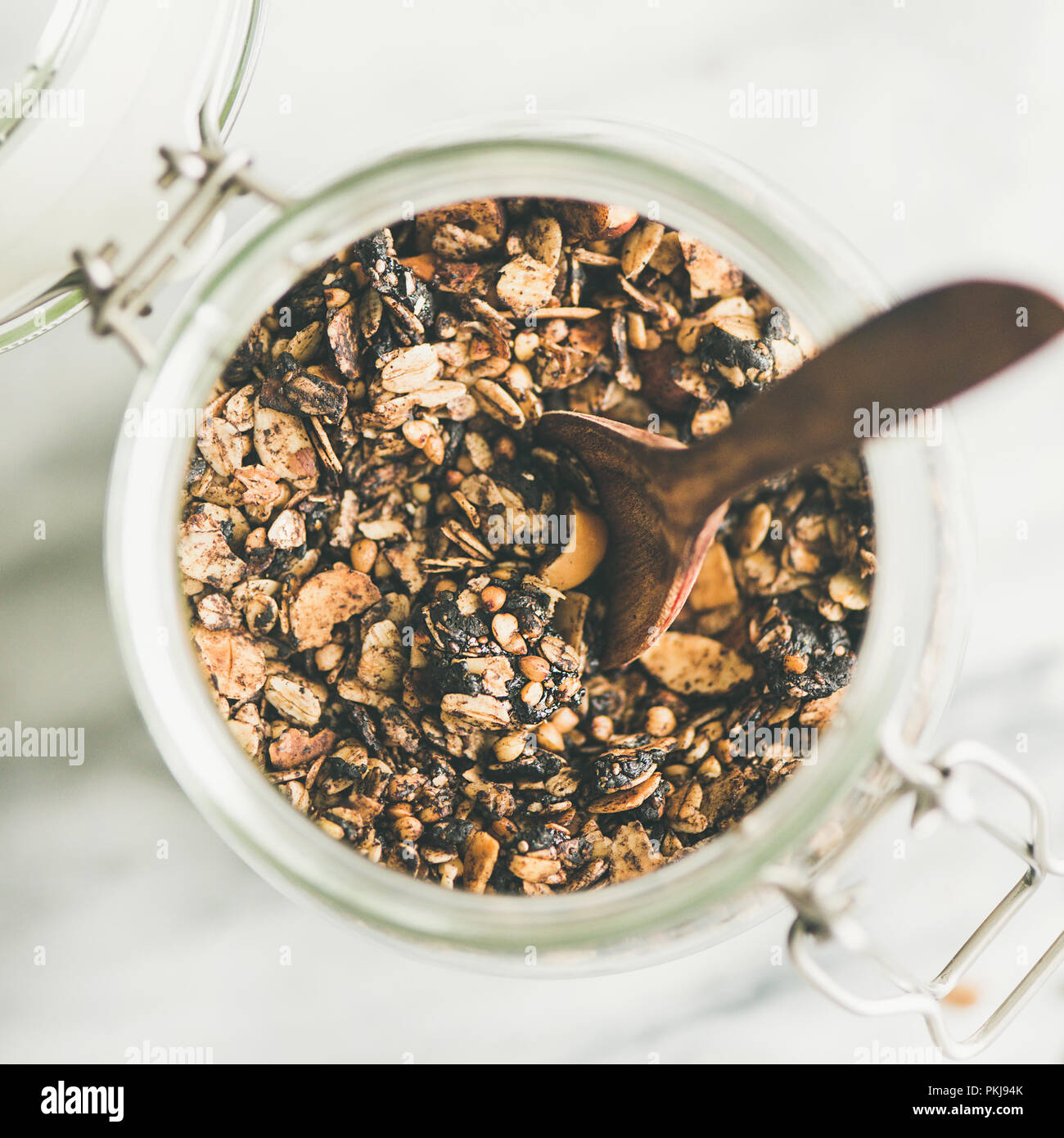 Il grano saraceno e granola con nocciole in barattolo, quadrato ritaglia Foto Stock