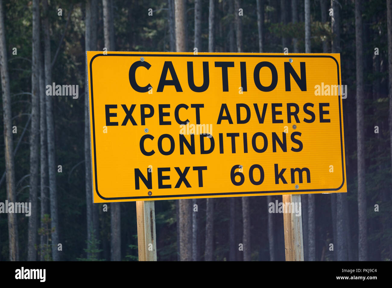 Attenzione cartello stradale, aspettarsi condizioni avverse Foto Stock